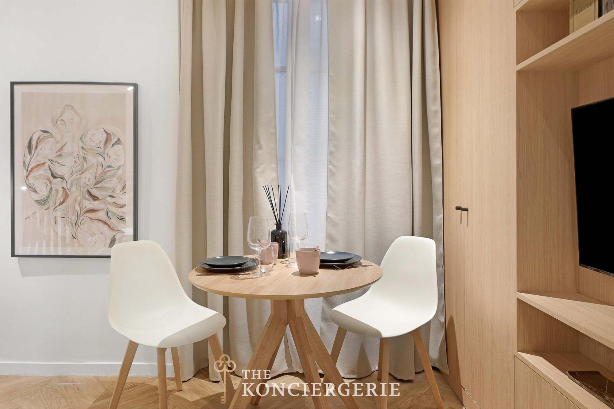 The Art Of Parisian Living Just Steps From The Seine * Parigi