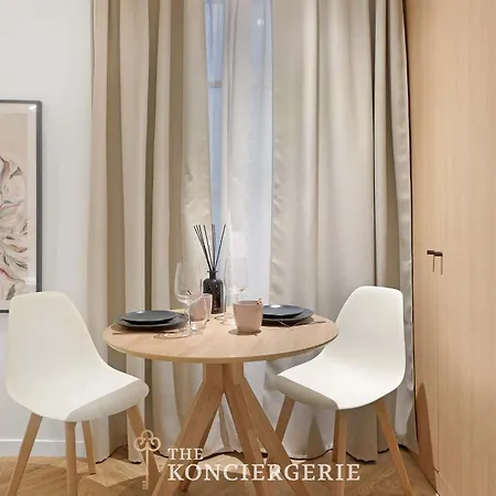 The Art Of Parisian Living Just Steps From The Seine * Paris